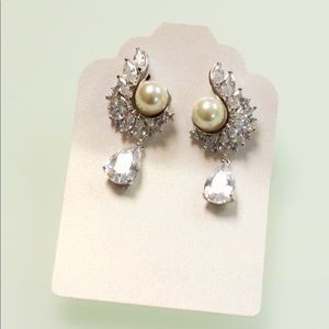 NWT-Crystal and Pearl w/Tear Drop #ME-4101